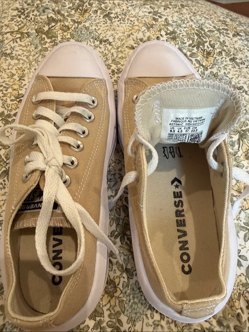 Converse Low-Top Sneakers in Light Beige and White - Picture 4 of 4